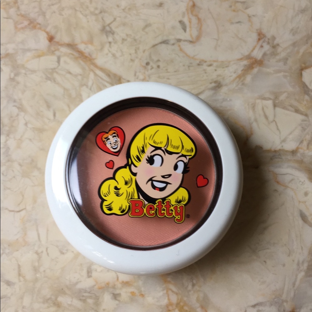 MAC Betty Blush in Cream Soda